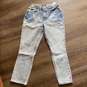 Super cute mom jeans!